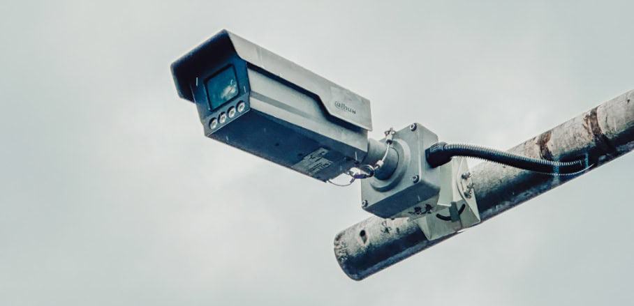 The images shows a traffic camera, the background is a grey, cloudy sky.